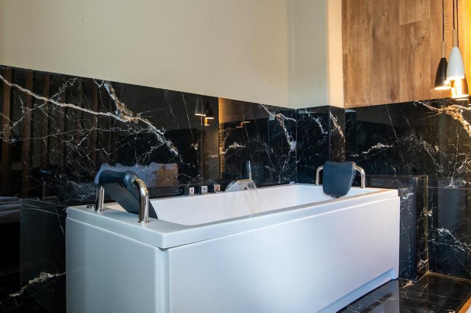 Апартаменты Noho Boutique , Premium Living Dikeou 8 Афины Экстерьер фото